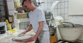 Hier werden gerade Brötchen vorbereitet.