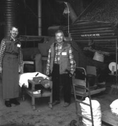 Kartoffelfest 2009: Ralf und Wilhem Rittierott wiegen die 25kg direkt vom Erntewagen ab - es war eine gute Ernte!
