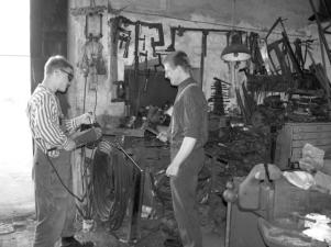 Claas und Ralf Rittierott in der Werkstatt - bei uns wird möglichst viel selbst repariert.