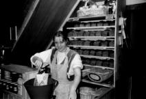 April 1992: Erweiterung der Verkaufsecke unter der Treppe.