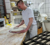 Hier werden gerade Brötchen vorbereitet.