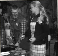 Kartoffelfest 2009: Die Kartoffelpuffer aus eigenen Kartoffeln und direkt vor Ort ausgebraten waren eines der Highlights neben den Kutschfahrten, den Ofenkartoffeln und dem Kartoffelbrot.