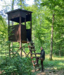 Schützen - Pflegen - Hegen: Claas Rittierott am Hochsitz im Hordorfer Forst.