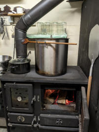 Die Hofküche: Hier können große Mengen über dem Holzfeuer gekocht werden.