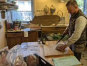 Claas Rittierott bereitet die Wildfleischverpackungen vor.