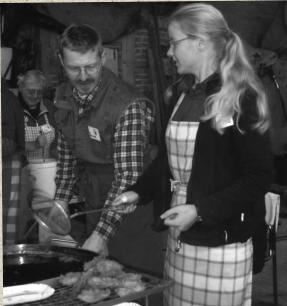 Kartoffelfest 2009: Die Kartoffelpuffer aus eigenen Kartoffeln und direkt vor Ort ausgebraten waren eines der Highlights neben den Kutschfahrten, den Ofenkartoffeln und dem Kartoffelbrot.