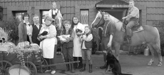 Familie Rittierott vor der Haustür des Wohnhauses.